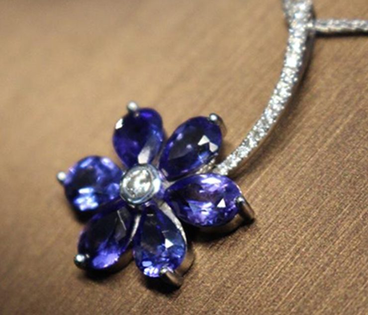 18K White Gold, 4.32ct Violet Blue Tanzenite Flower Pendant,surrounded by small diamonds Color: G/H | Clarity: VV-SI | Weight: 0.20ct | 3.8g