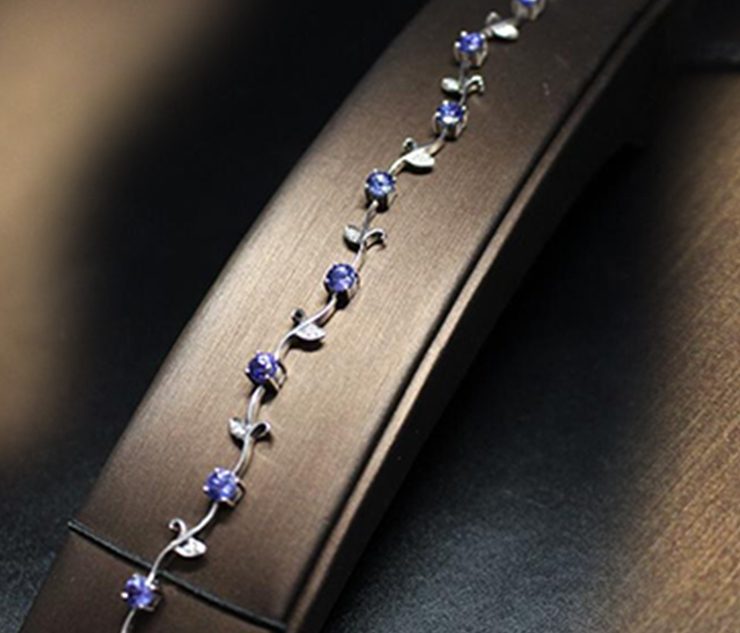 Violet Blue Tanzenite Bracelet (Carat Weight:4.35ct) surrounding with 10 small diamonds Color: G | Clarity: SI | Weight: 0.11ct