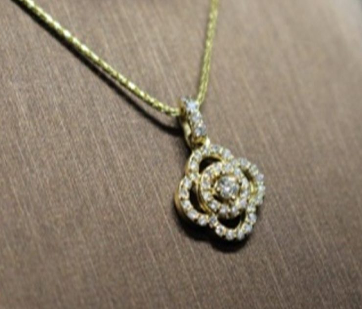 18K Yellow Gold Flower Pendent set with 41 small diamonds Color: G/H | Clarity: VS | Weight: 0.25ct | 1.400g