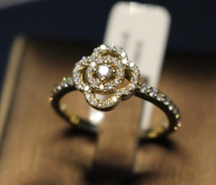 18K Yellow Gold Flower Ring set with 63 small diamonds Color: G/H | Clarity: VS | Weight: 0.51ct | 3.7g