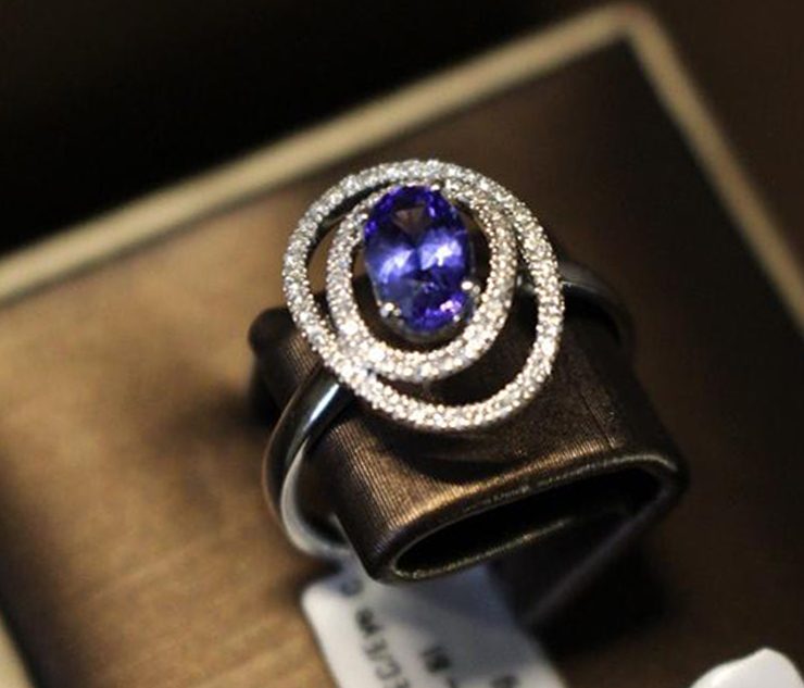 18K White Gold Galaxy Ring set with a 0.80ct Violet Blue TANZANITE at its Centre and surrounded by small diamonds Color: G/H | Clarity: VS | Weight: 0.20ct