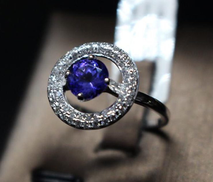 18K White Gold Ring, with a Violet Blue TANZANITE Centred surrounded by 36 small diamonds Color: G/H | Clarity: VS | Weight: 0.35ct | 3.1g