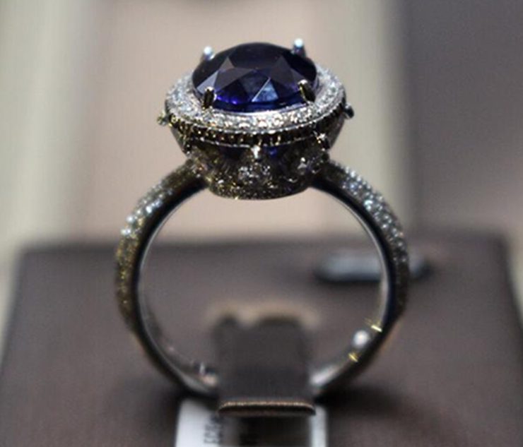 18K White Gold Ring, Centred with a 4.98ct Violet Blue Tanzanite surrouned by 108 small diamonds Color: G | Clarity: VS | Weight: 1.01ct